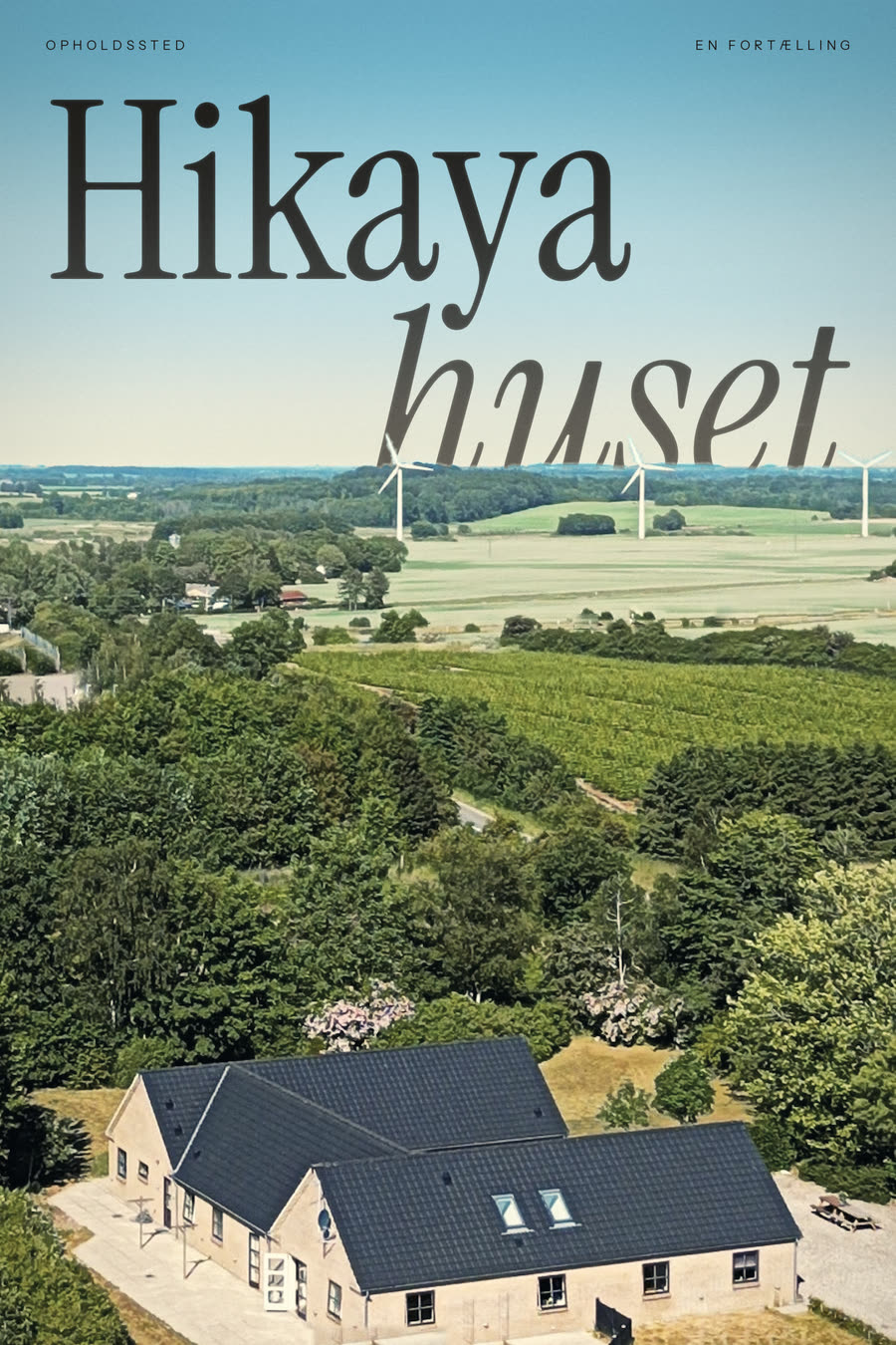Plakat for Hikayahuset: titlen ligger bag horisonten over et luftfoto af huset og markerne
